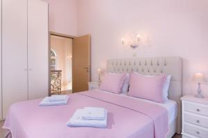 A bed or beds in a room at Villa Sunset