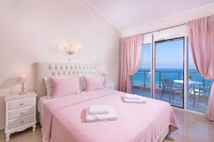 A bed or beds in a room at Villa Sunset