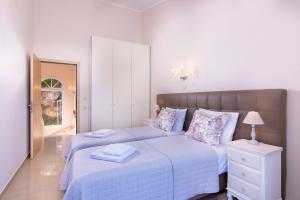 A bed or beds in a room at Villa Sunset Még 37 kép
