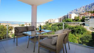 a balcony with a table and chairs and a view at Apartments Obitelj Vuletić in Makarska