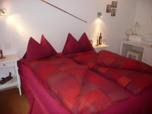 เตียงในห้องที่ Holiday flat #1, Chalet Aberot, Wengen, Switzerland