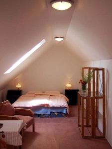 Un pat sau paturi într-o cameră la Pension u Sv. Prokopa