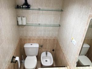 Koupelna v ubytování Apartamentos SOL y PLAYA Torremolinos