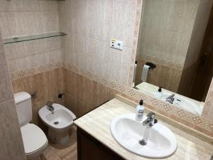 Koupelna v ubytování Apartamentos SOL y PLAYA Torremolinos
