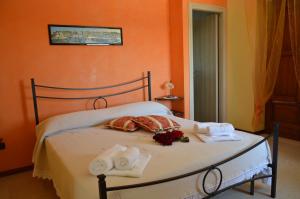 アルベロベッロにあるCasa delle Rondiniのベッドルーム1室(タオル付)