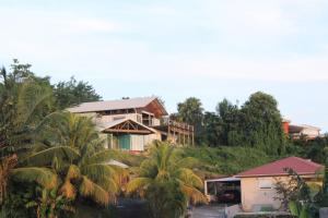 El edificio en el que está la casa vacacional