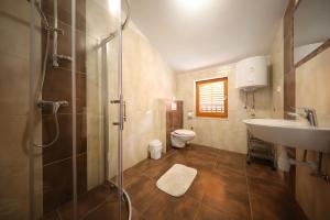 Kúpeľňa v ubytovaní Apartment Mareta + 37 fotografií
