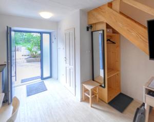 ein Zimmer mit einer Treppe und ein Zimmer mit einer Tür in der Unterkunft Apartmani Harmonija in Žman
