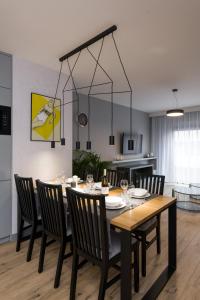 una sala da pranzo con tavolo e sedie in legno di Exclusive Apartment Solna 1 a Cracovia