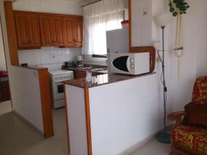 Kuchyňa alebo kuchynka v ubytovaní Apartamento primera linea de playa WIFI gratis