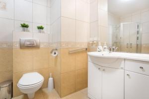 Kúpeľňa v ubytovaní Olymp 114 i 120 z basenem, sauną i jacuzzi w cenie