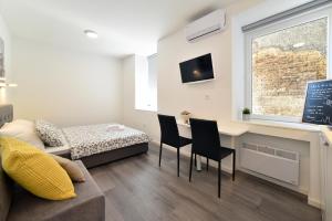 salon z biurkiem, stołem i krzesłami w obiekcie At queens w Zagrzebiu