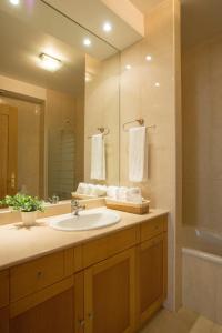 Bilik mandi di Quinta das Rosas - Oceanview Apartment