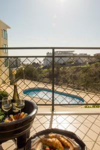 ブアルコスにあるQuinta das Rosas - Oceanview Apartmentのテーブル(一皿の料理とワイン付)