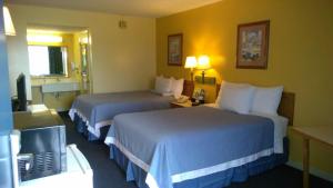 Un pat sau paturi într-o cameră la Rodeway Inn Davenport-Champions Gate