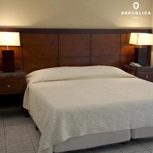 Postel nebo postele na pokoji v ubytování Hotel República Panamá