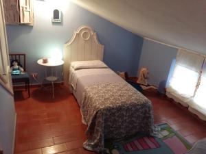 Un dormitorio con una cama y una mesa y una ventana. en Casa Elisabetta, en Montescudaio 25 fotos más