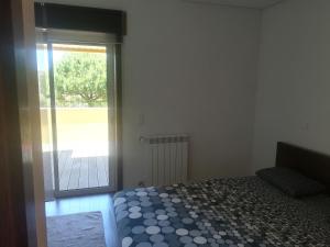 オバールにあるPine Beach Spotのベッドとガラスの引き戸のある寝室 +16枚の写真