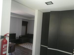 オバールにあるPine Beach Spotのリビングルーム(ソファ付)、 消火器