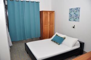 En eller flere senge i et værelse på Villa Ekabo