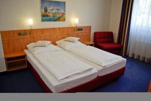 Łóżko lub łóżka w pokoju w obiekcie Airport BusinessHotel Köln