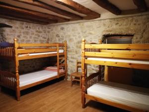 Tempat tidur susun dalam kamar di La Bodega Del Camino aka Albergue On TheLe