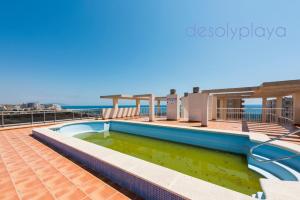 een zwembad op het dak van een gebouw bij desolyplaya Acrópolis in Oropesa del Mar