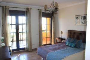 Postel nebo postele na pokoji v ubytování Apartamento primera linea Isla Canela + 37 fotografií