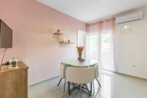 TV a/nebo společenská místnost v ubytování Apartments Karlo