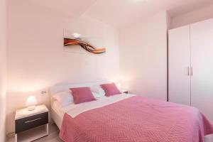 Postel nebo postele na pokoji v ubytování Apartments Karlo