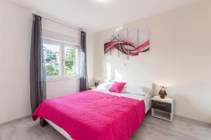 Postel nebo postele na pokoji v ubytování Apartments Karlo + 37 fotografií