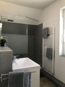 シャルボイツにあるFerienapartment Kischaのバスルーム(白い洗面台、鏡付)