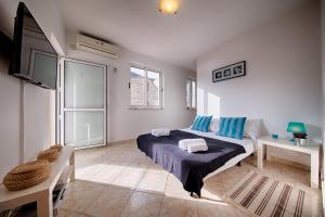 En eller flere senge i et værelse på Apartments Marinkovic Komiza