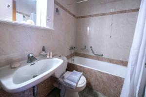 Koupelna v ubytování Avra Hotel + 33 fotografií
