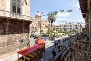 vista su una strada con carrello in città di Vista Cattedrale a Palermo