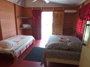 Giường trong phòng chung tại Jah B's Cottages on Beach Road-Negril