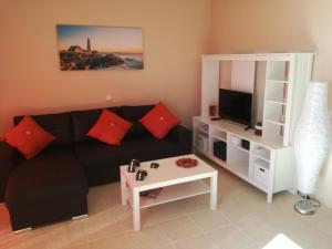コスタ・カルマにあるApartamento Playa Paraisoのリビングルーム(黒いソファ、テーブル付)