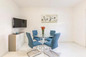 TV a/nebo společenská místnost v ubytování Apartments Karlo