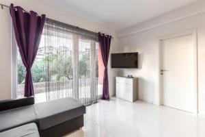 TV a/nebo společenská místnost v ubytování Apartments Karlo