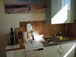 アールベックにあるKaisers Eck Ferienwohnungのキッチン(カウンタートップ、ミキサー付) +24枚の写真