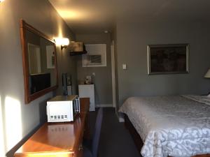 Postel nebo postele na pokoji v ubytování Greenside Motel