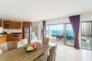 Kuchyň nebo kuchyňský kout v ubytování Tropical Sea View Residence