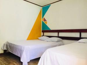 Tempat tidur dalam kamar di Cabinas Palmer Makanda