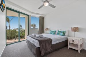 Postel nebo postele na pokoji v ubytování Key Largo Maroochydore