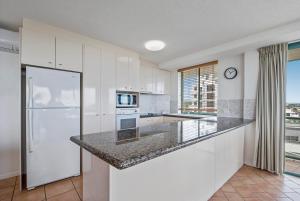Kuchyň nebo kuchyňský kout v ubytování Key Largo Maroochydore