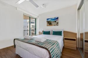 Postel nebo postele na pokoji v ubytování Key Largo Maroochydore