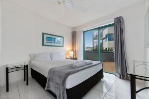 Postel nebo postele na pokoji v ubytování Key Largo Maroochydore