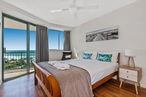 Postel nebo postele na pokoji v ubytování Key Largo Maroochydore