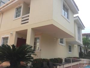 Casa blanca grande con balcón en Stone Creek Barranquilla en Barranquilla