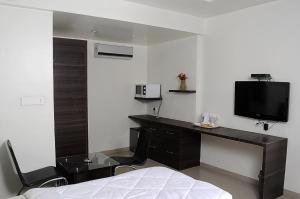 Μια τηλεόραση ή/και κέντρο ψυχαγωγίας στο Hotel Suresh Inn +17 φωτογραφίες